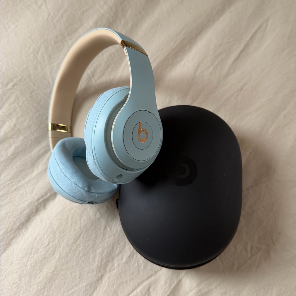 Baby Blue Beats Over Ear Headphones - like new - Picture 2 of 11